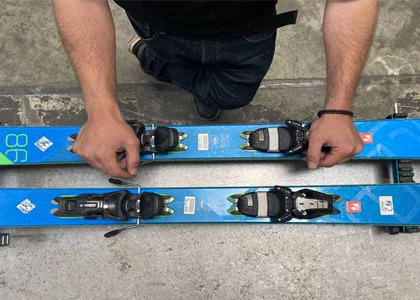 Adjusting ski bindings